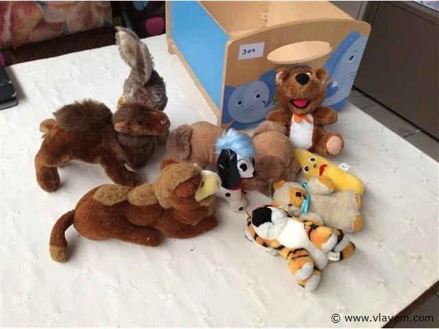Lot knuffels met bak - afbeelding 1 van  3