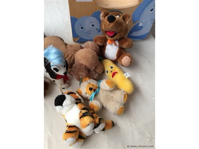 Lot knuffels met bak - afbeelding 3 van  3