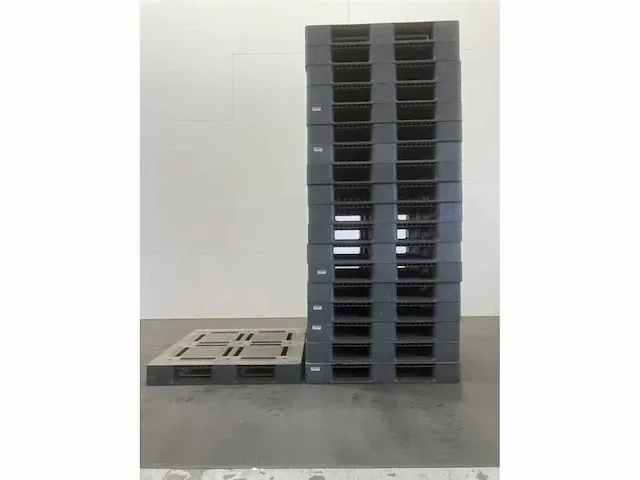 Lot kunststof pallets 19 stuks 1100 mm x 1100 mm, occasie - afbeelding 1 van  2
