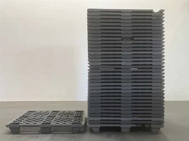 Lot kunststof pallets 35st 1200mm x 800mm occasie - afbeelding 1 van  2