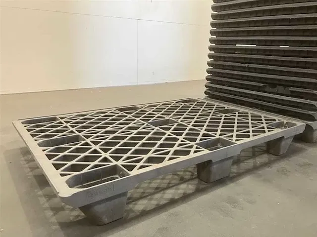 Lot kunststof pallets 35st 1200mm x 800mm occasie - afbeelding 2 van  2