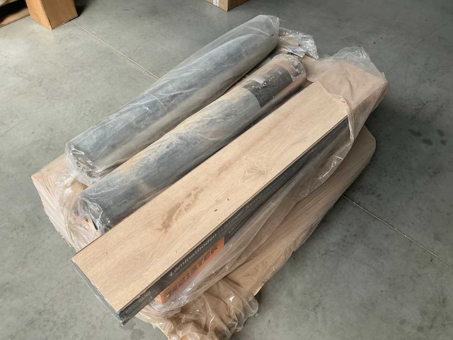 Lot laminaat met enkele ondervloeren - afbeelding 1 van  6