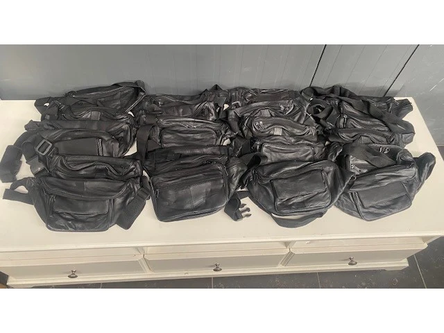 Lot lederen heuptasjes- 21 stuks - zwart - mix modellen - afbeelding 1 van  6