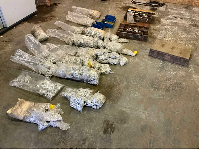 Lot letters brandkranen overige aannemersmateriaal - afbeelding 1 van  7