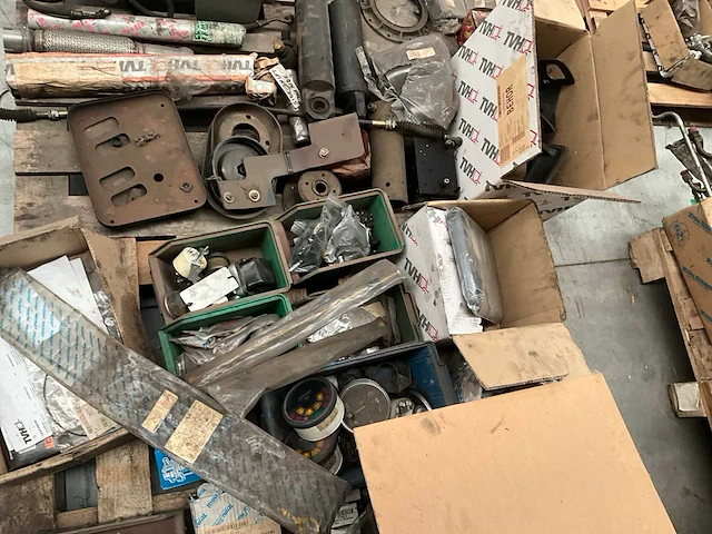 Lot machineonderdelen voor heftrucks - afbeelding 3 van  27