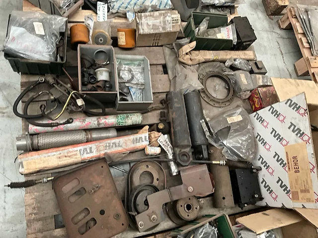 Lot machineonderdelen voor heftrucks - afbeelding 4 van  27