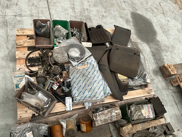 Lot machineonderdelen voor heftrucks - afbeelding 5 van  27
