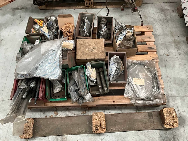 Lot machineonderdelen voor heftrucks - afbeelding 7 van  27