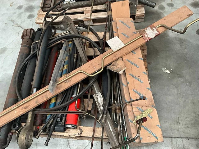 Lot machineonderdelen voor heftrucks - afbeelding 8 van  27