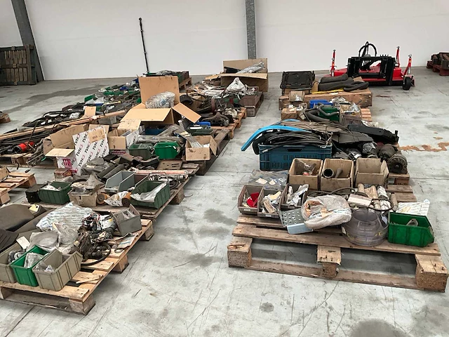 Lot machineonderdelen voor heftrucks - afbeelding 1 van  27