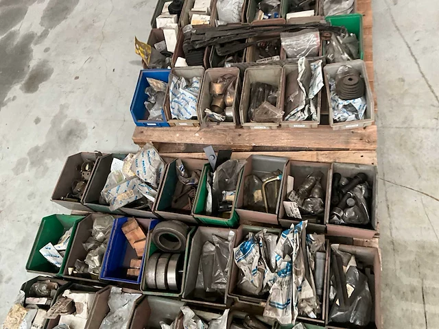 Lot machineonderdelen voor heftrucks - afbeelding 14 van  27