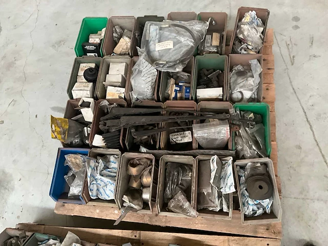 Lot machineonderdelen voor heftrucks - afbeelding 15 van  27