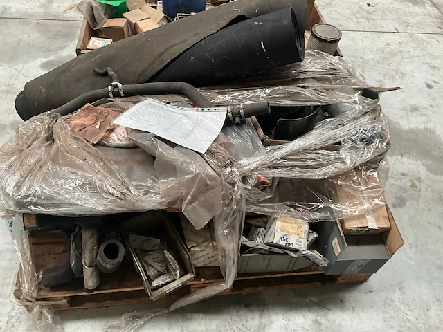 Lot machineonderdelen voor heftrucks - afbeelding 16 van  27