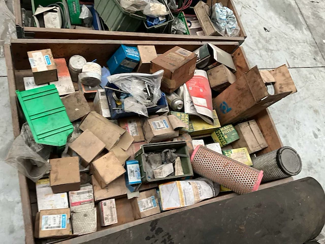Lot machineonderdelen voor heftrucks - afbeelding 17 van  27