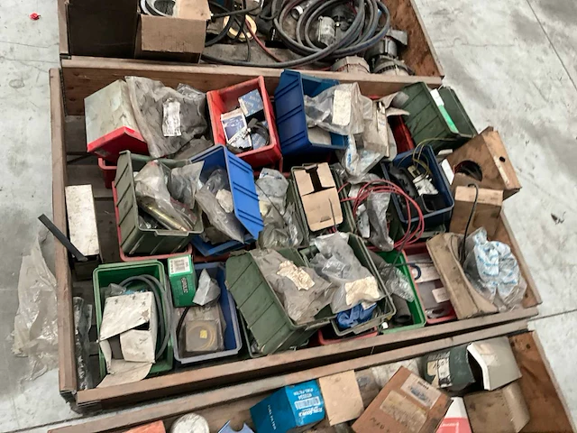 Lot machineonderdelen voor heftrucks - afbeelding 18 van  27