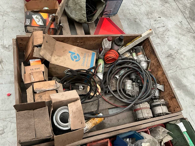 Lot machineonderdelen voor heftrucks - afbeelding 19 van  27