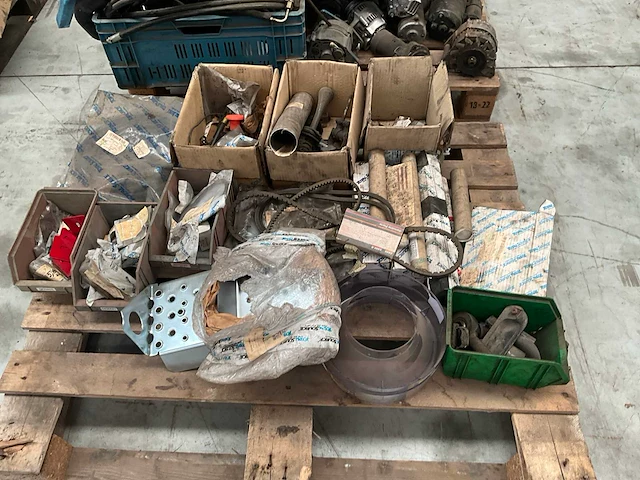 Lot machineonderdelen voor heftrucks - afbeelding 12 van  27