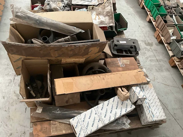 Lot machineonderdelen voor heftrucks - afbeelding 24 van  27