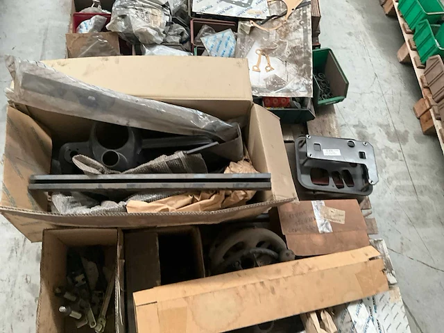 Lot machineonderdelen voor heftrucks - afbeelding 25 van  27