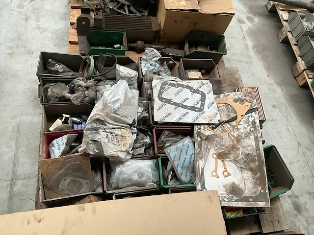 Lot machineonderdelen voor heftrucks - afbeelding 26 van  27