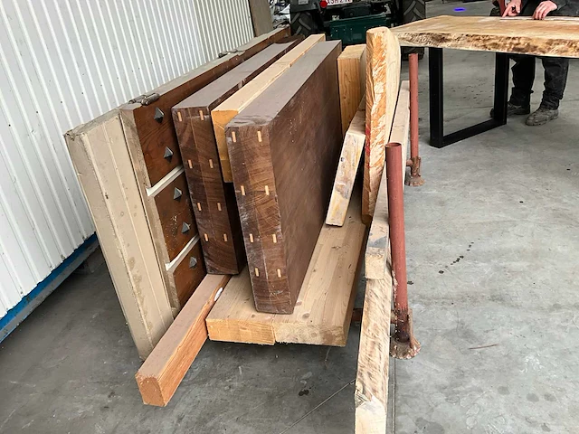 Lot massief hout + boomstamtafel - afbeelding 5 van  6