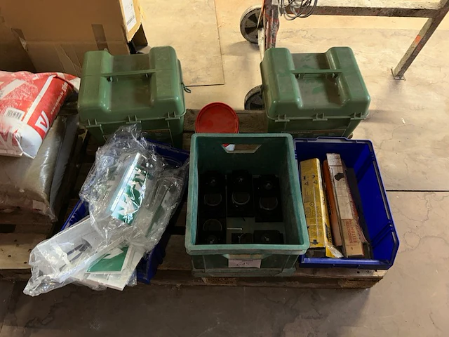 Lot materiaal - afbeelding 1 van  5