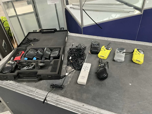 Lot met diverse walkie-talkies - afbeelding 1 van  7