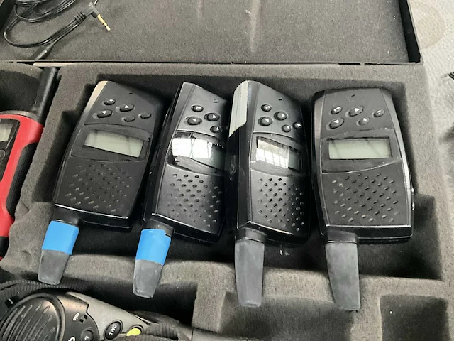 Lot met diverse walkie-talkies - afbeelding 2 van  7