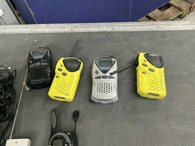 Lot met diverse walkie-talkies - afbeelding 5 van  7