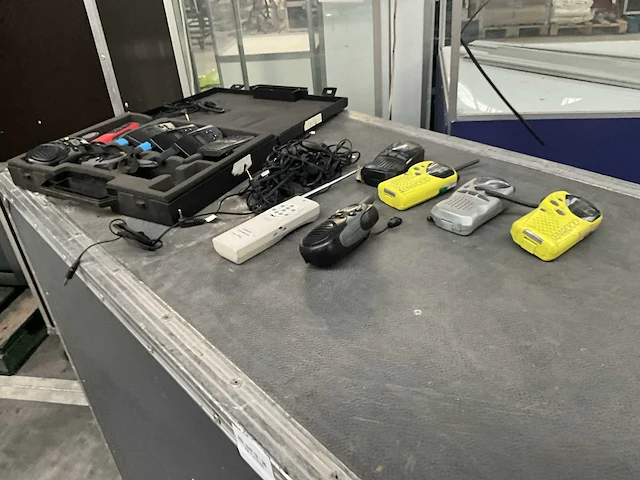 Lot met diverse walkie-talkies - afbeelding 7 van  7