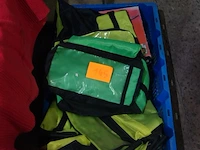 Lot met stuurfietszakken en regenkledij - afbeelding 1 van  2