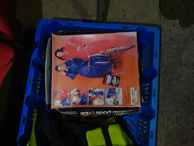 Lot met stuurfietszakken en regenkledij - afbeelding 2 van  2