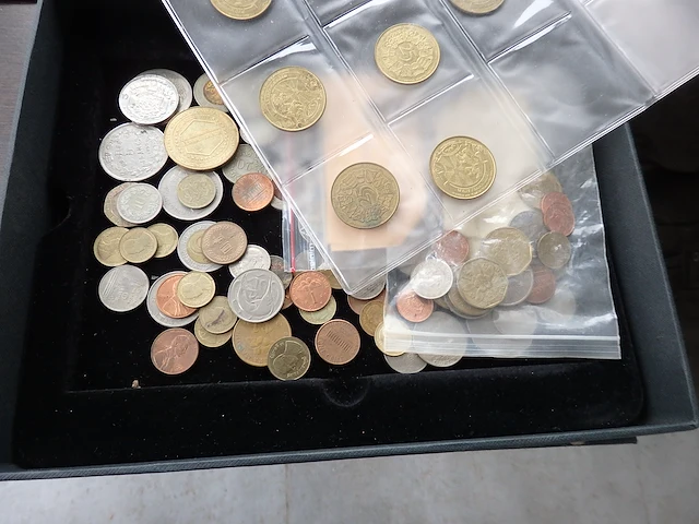 Lot munten en papier geld + katalogus - afbeelding 1 van  7