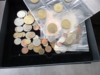 Lot munten en papier geld + katalogus - afbeelding 1 van  7