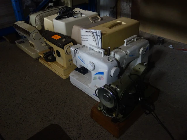 Lot naaimachines (na te zien) - afbeelding 2 van  2