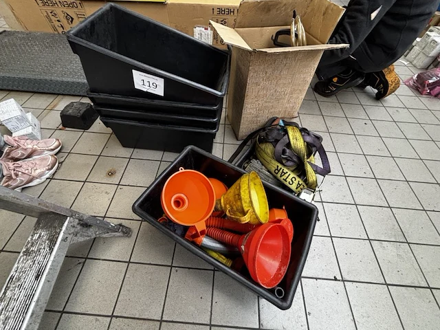 Lot olie opvangbakken, trechters, spandbanden - afbeelding 1 van  5