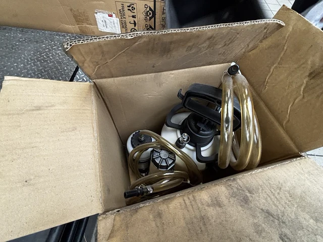 Lot olie opvangbakken, trechters, spandbanden - afbeelding 3 van  5