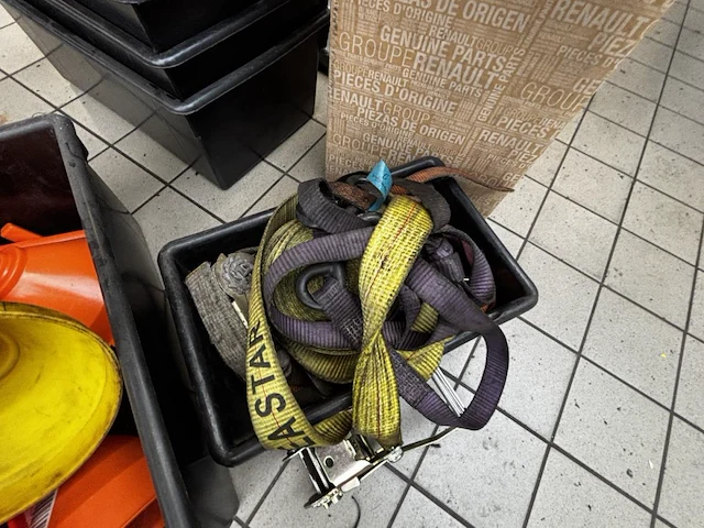 Lot olie opvangbakken, trechters, spandbanden - afbeelding 4 van  5