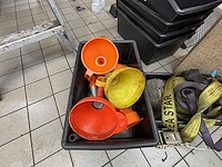 Lot olie opvangbakken, trechters, spandbanden - afbeelding 5 van  5