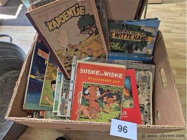 Lot oude strips in bananendoos - afbeelding 4 van  6
