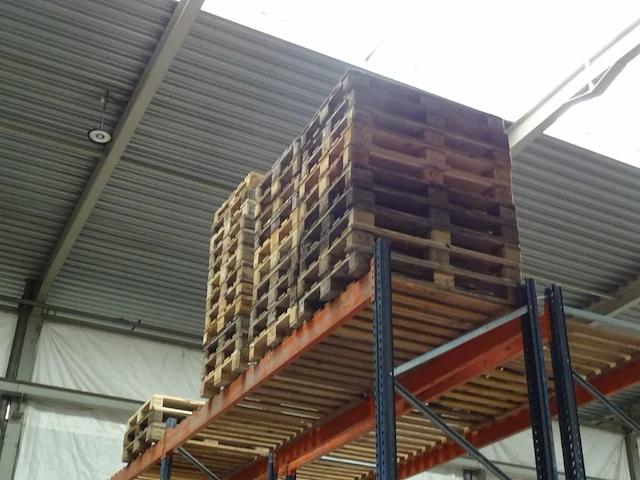 Lot palletten - afbeelding 2 van  2