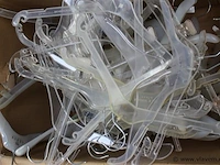 Lot plastieken kleer hangers - afbeelding 2 van  2