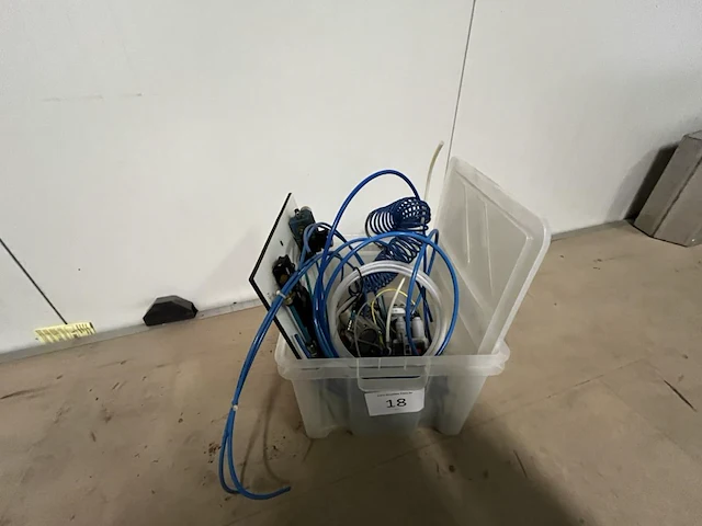 Lot pneumatisch materiaal - afbeelding 1 van  8