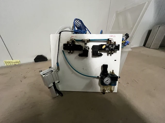 Lot pneumatisch materiaal - afbeelding 4 van  8