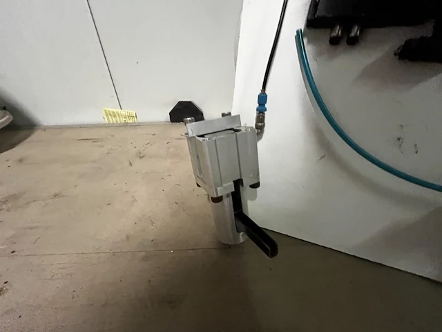 Lot pneumatisch materiaal - afbeelding 7 van  8