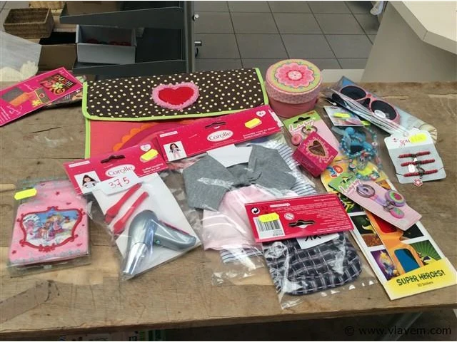 Lot poppen items + juweeltjes - afbeelding 1 van  3