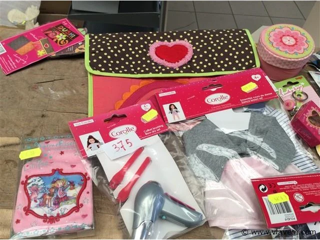 Lot poppen items + juweeltjes - afbeelding 2 van  3