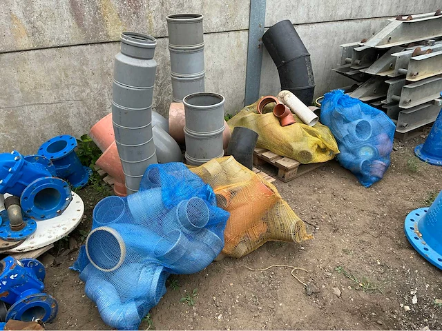 Lot pvc bochten,moffen,… overige aannemersmateriaal - afbeelding 1 van  9
