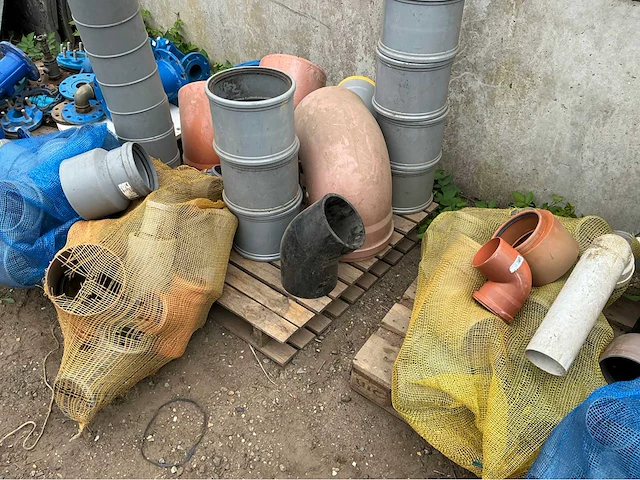 Lot pvc bochten,moffen,… overige aannemersmateriaal - afbeelding 2 van  9