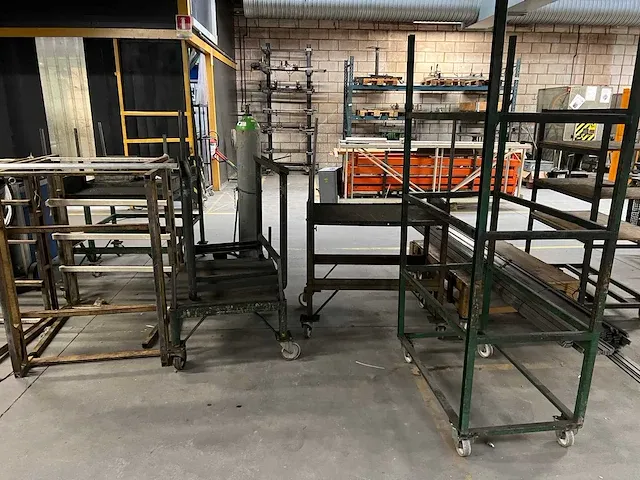 Lot rekken en karren (15 stuks) - afbeelding 1 van  16